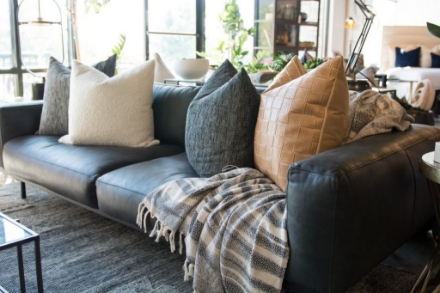 Show products in category PILLOWS AND THROWS Picture for category PILLOWS AND THROWS
